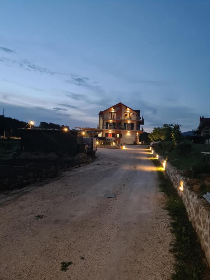 Guest House Slatki Snovi Knin Bagian luar foto